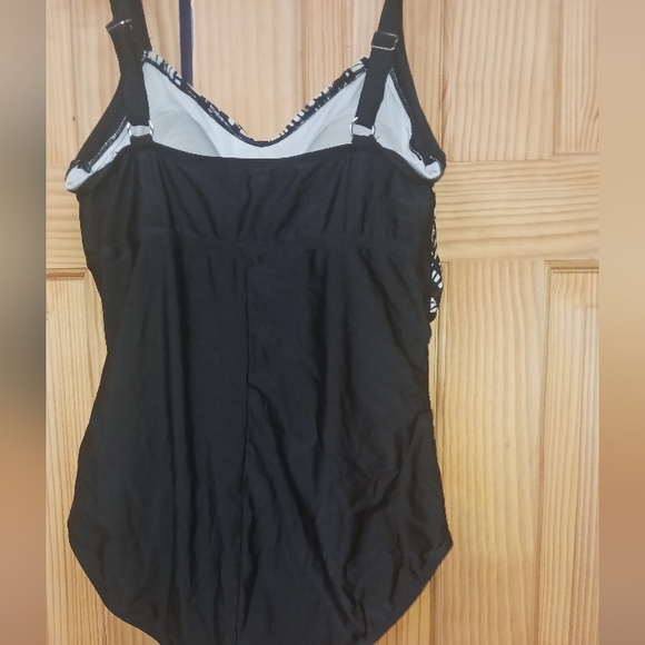 SHORE CLUB SWIMSUITS FOR ALL LADIES WOMENS 16 SWIMSUIT 1PC FLATTERING $88 - Picture 3 of 4